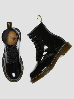 Women’s 7 Dr Martens 1460 BLACK PATENT LEATHER LACE UP BOOTS